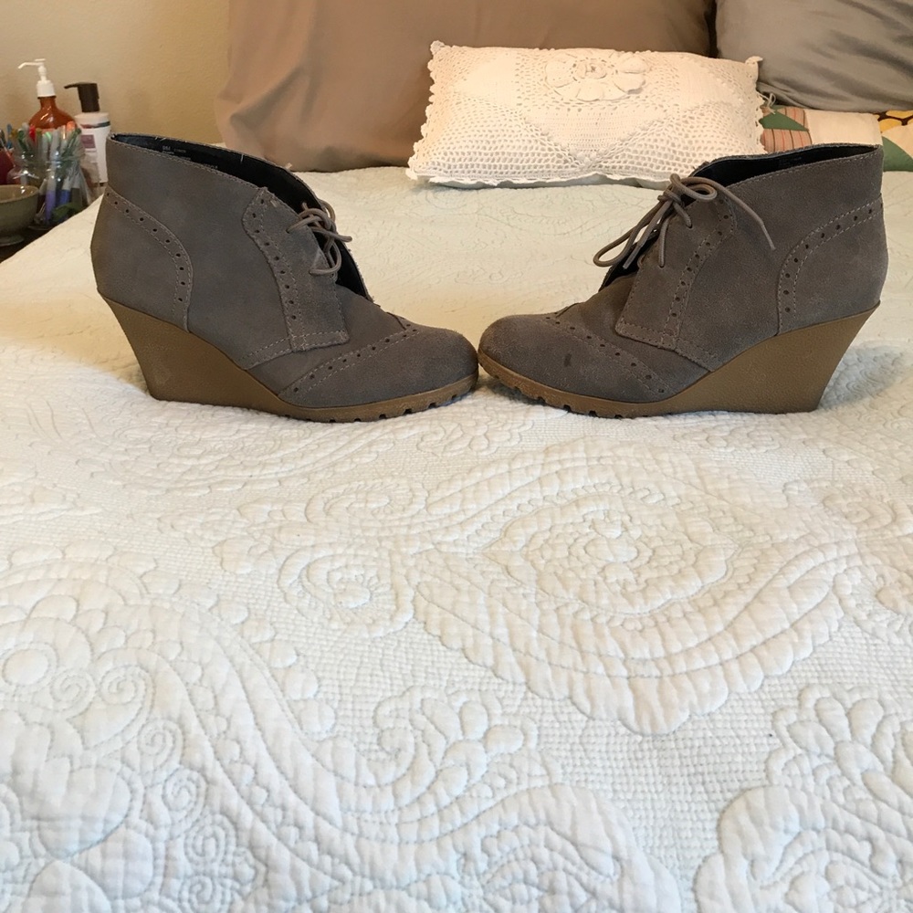 Mia gray felt wedges. Tan rubber sole. Size 9